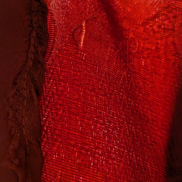 Round Red Scroll Leaf Flower Patterned Tablecloth - Picture 5 of 5